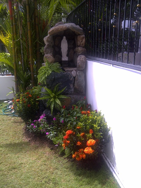 [Image: grotto4.jpg]