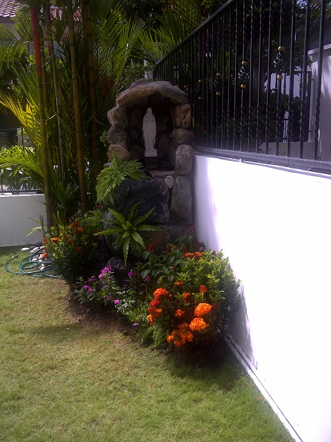 [Image: grotto5.jpg]