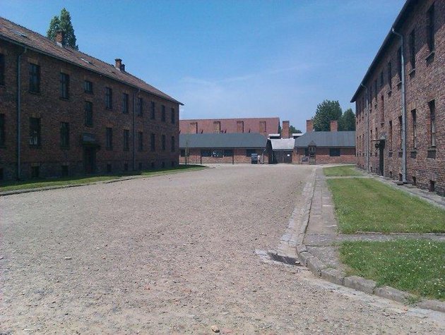 [Image: Auschwitz03-boundary-jpg_082338.jpg]