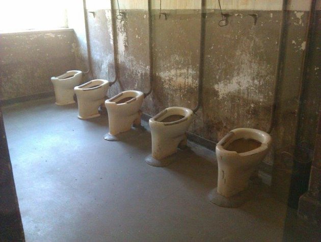 [Image: Auschwitz12-toilets-Auschwitz-jpg_091401.jpg]