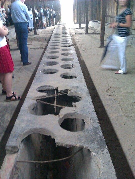 [Image: Auschwitz13-toilets-Birkenau-jpg_091401.jpg]