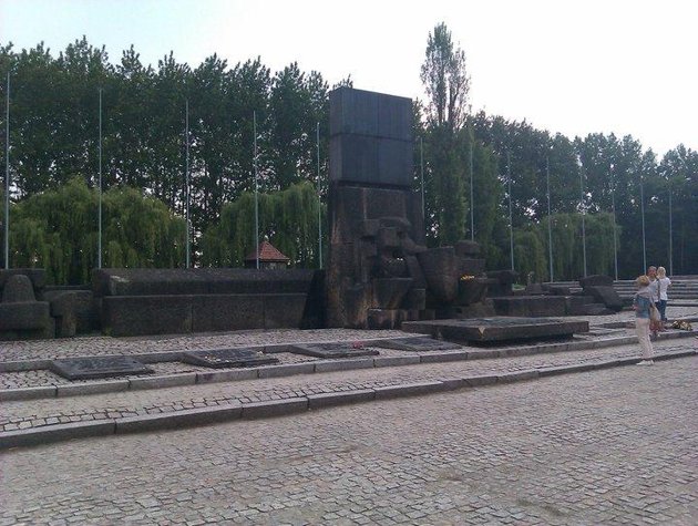 [Image: Auschwitz21-memorial-far-jpg_095125.jpg]